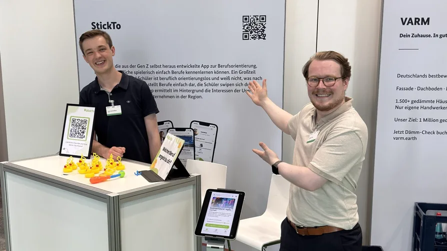 Julian Risse und Philipp Özren am StickTo-Stand beim Tag der offenen Tür der Bundesregierung