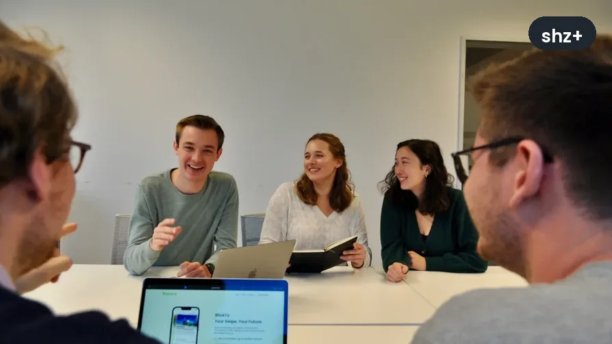 Das StickTo-Team im Gespräch am Konferenztisch – Porträt im Stormarner Tageblatt (shz+)