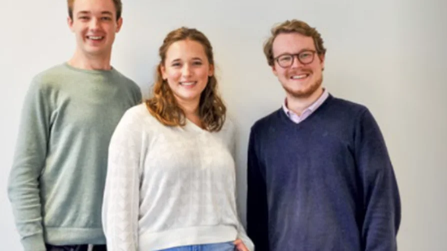 Drei StickTo-Teammitglieder – Foto aus dem Campusmagazin viel. der FH Kiel